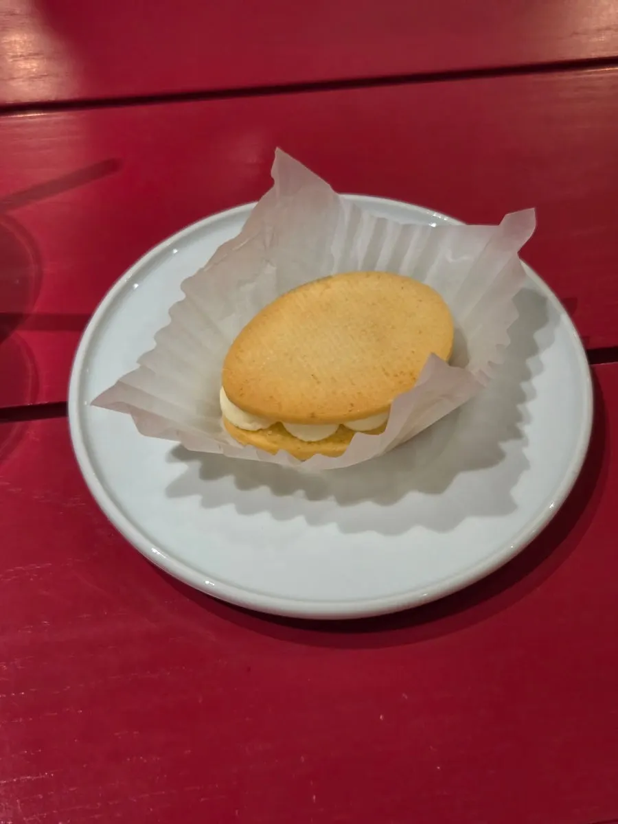 Cross-section of the sand cookie with lemon cream filling