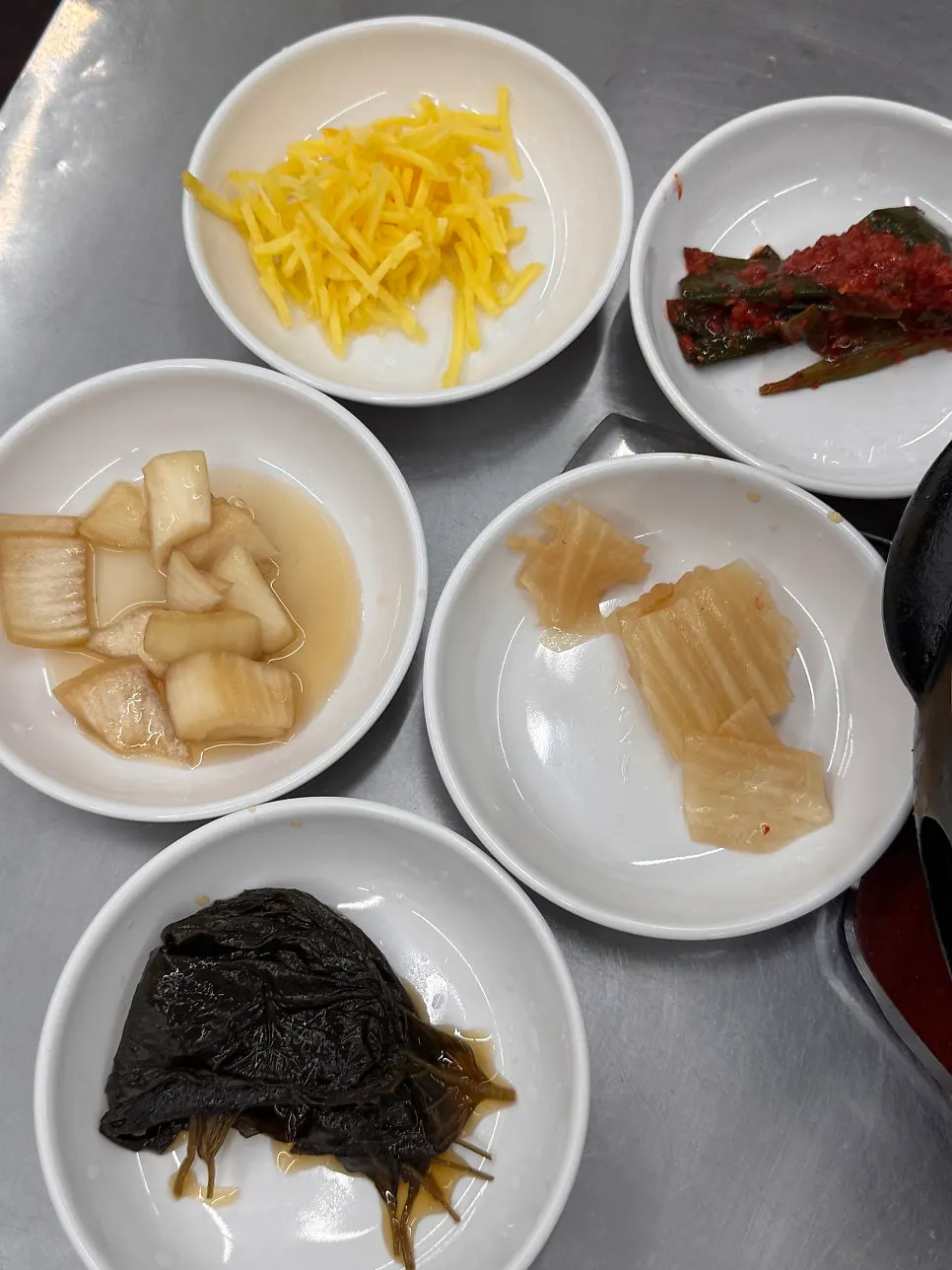 잘 달궈진 숯불이 놓인 테이블