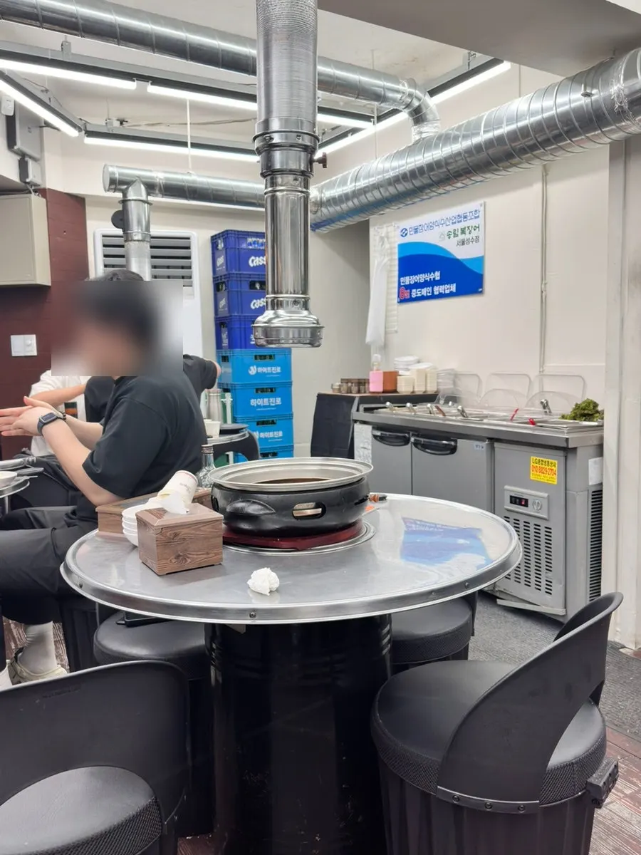 깔끔하게 차려진 밑반찬 접시