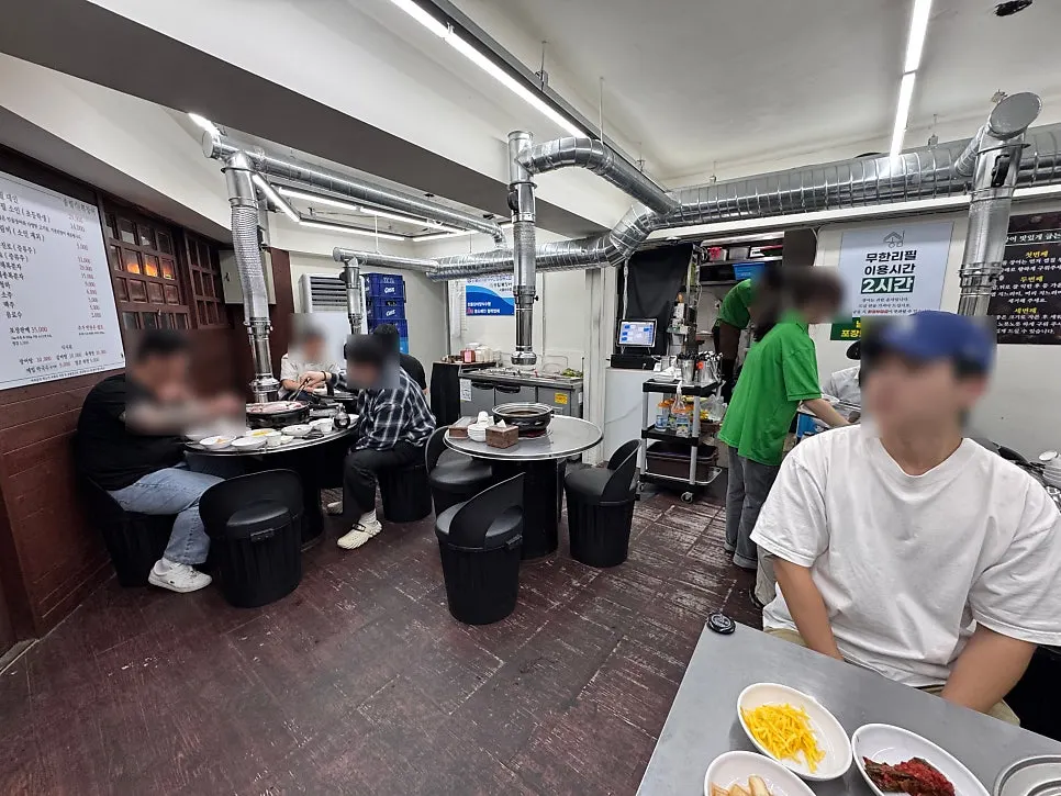 밑반찬과 쌈채소가 놓인 테이블 전경