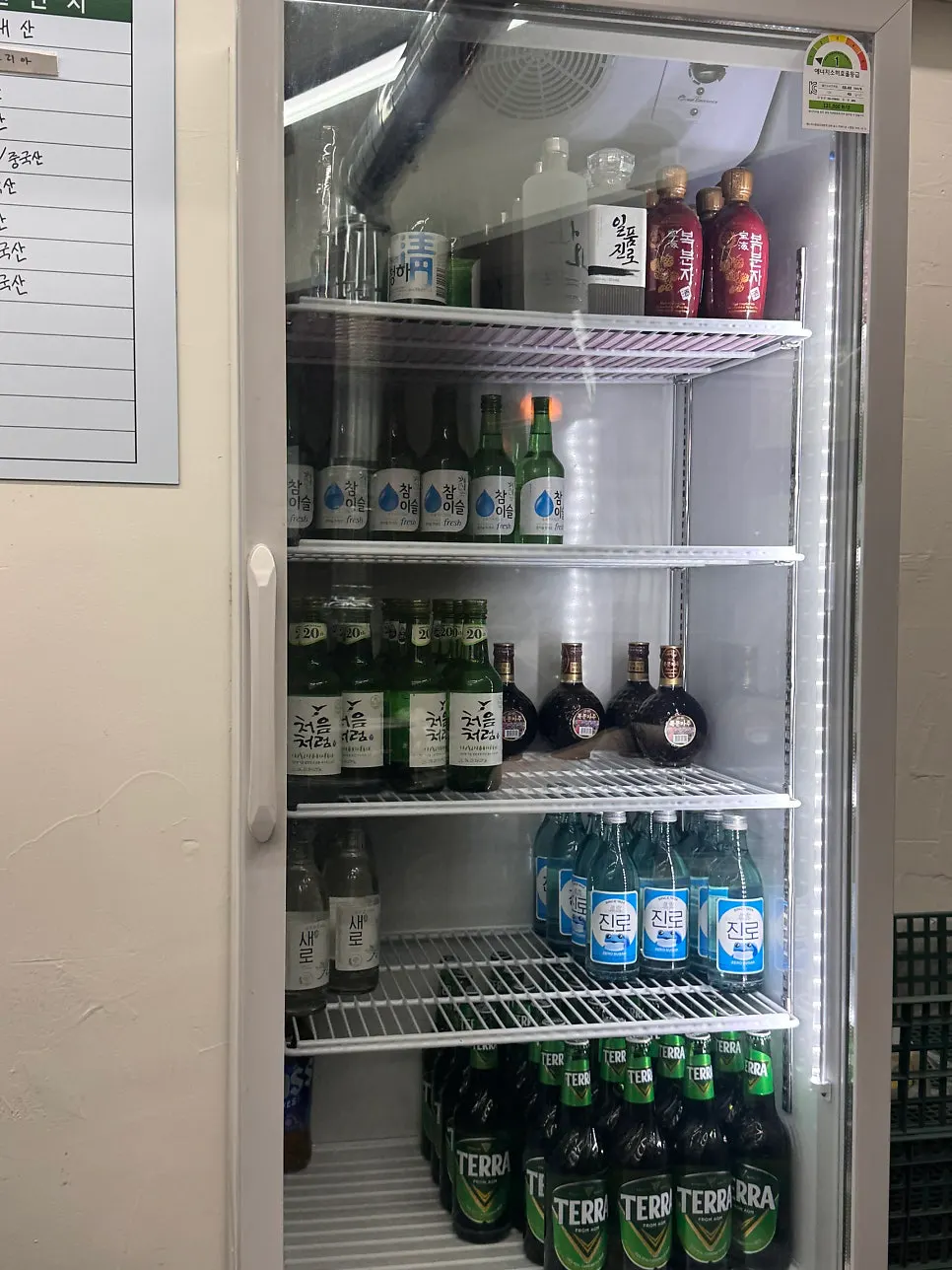 원형 테이블이 놓인 송림복장어 성수직영점 내부