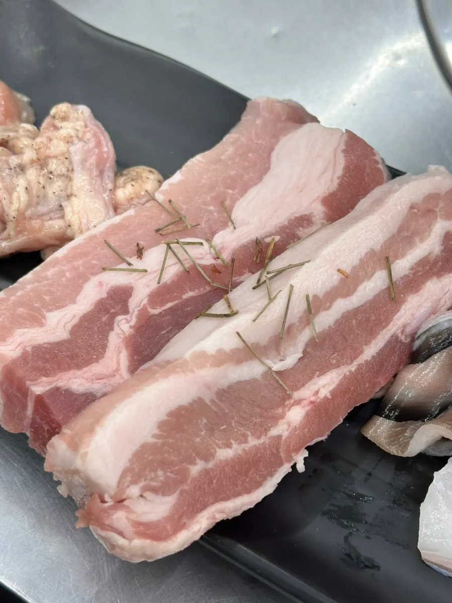 장어와 삼겹살, 닭목살이 담긴 첫 한 판