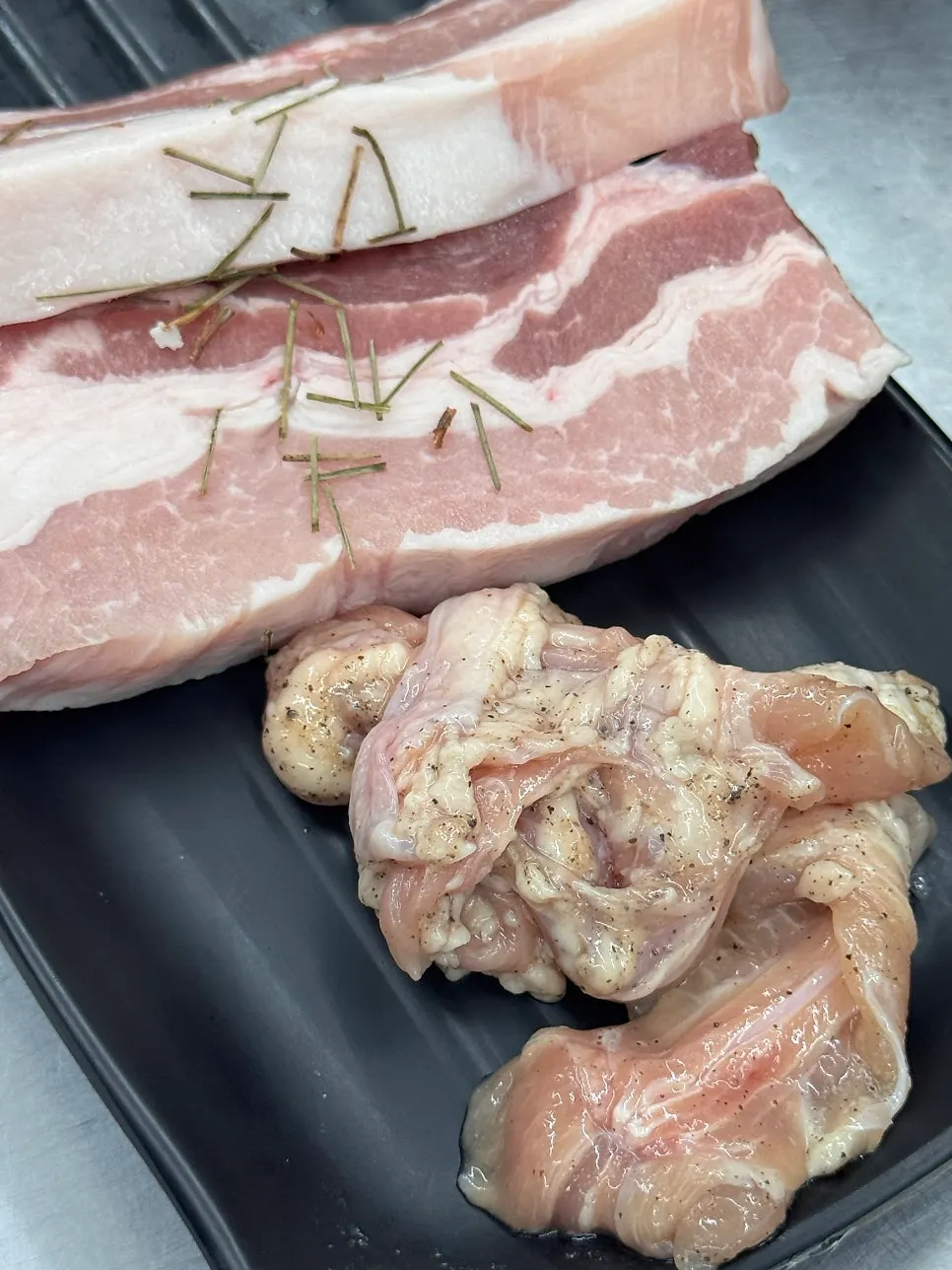 삼겹살과 닭목살 특수부위 접시