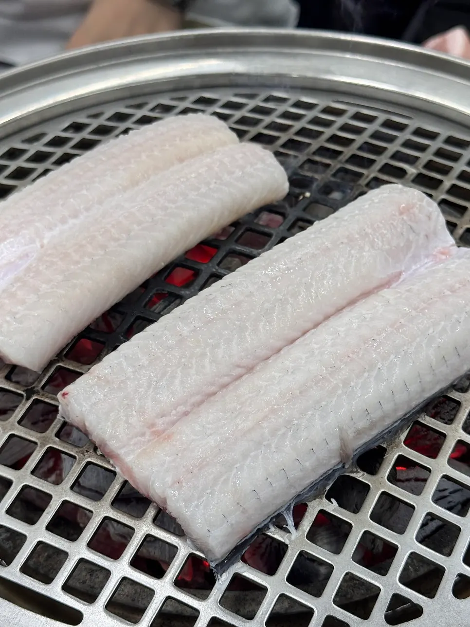 숯불 위에서 구워지는 민물장어