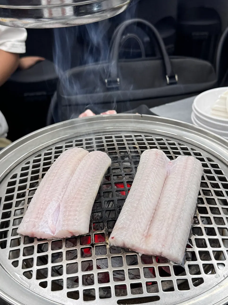 통통하고 두툼한 민물장어 클로즈업