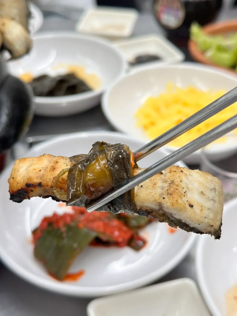 장어와 삼겹살을 함께 올려 굽는 불판