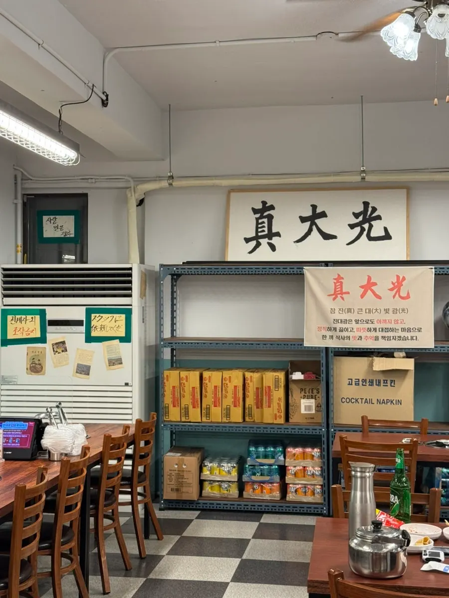 Full view of the dining hall at Songtan Jindaegwang Budae Jjigae Seongsu Branch