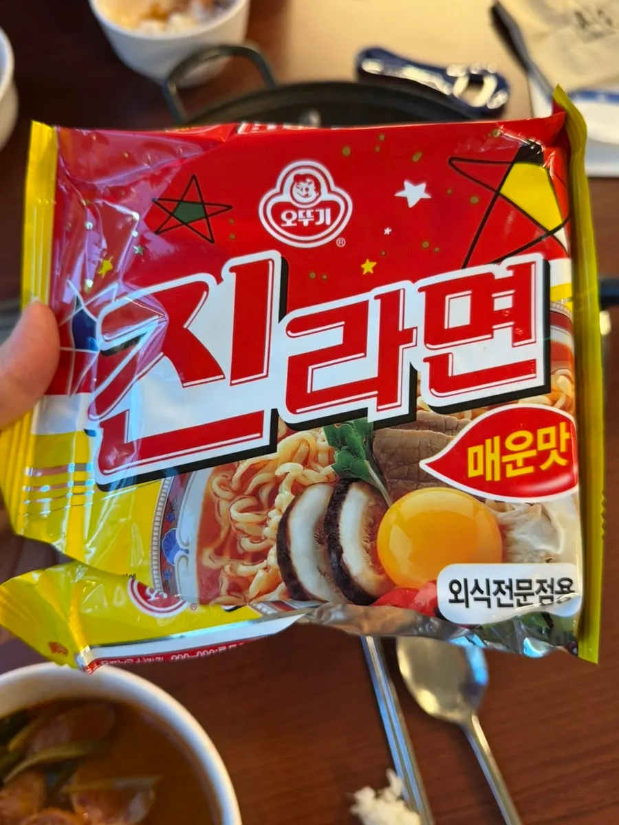 육수를 추가해 퍼먹은 부대찌개 국물