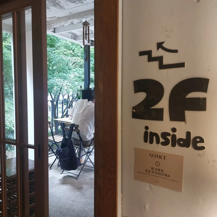 1층 실내 좌석과 차분한 분위기