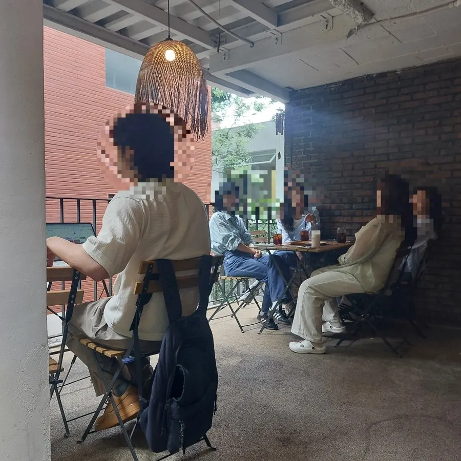 우드톤 인테리어의 카페 내부 전경