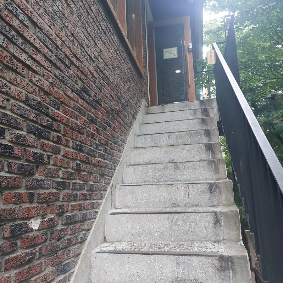 야외 테라스로 이어지는 공간