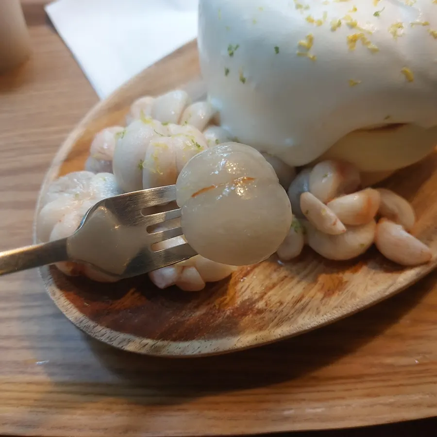 망고스틴과 크림을 함께 올린 한 입