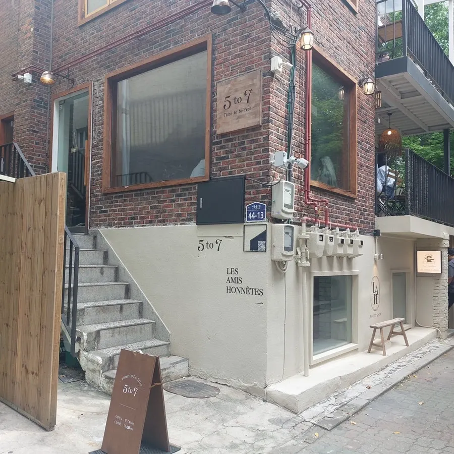 창가에서 바라본 서울숲 카페거리 풍경