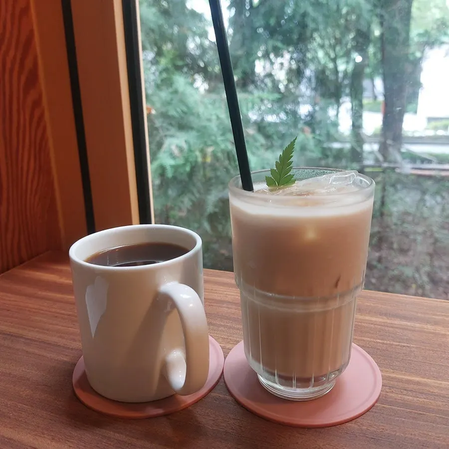 수플레와 음료가 놓인 테이블 마무리 컷