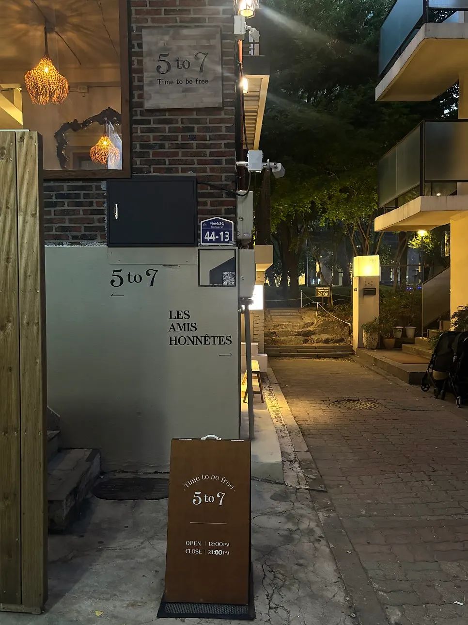 The '5 to 7' lettering under the road sign and standing signboard