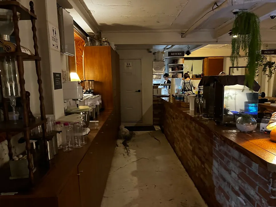 First-floor space at 5to7 Seongsu Main Branch with window seats