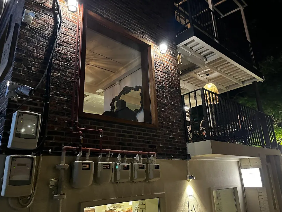 Second floor of 5to7 Seongsu Main Branch with generous table spacing