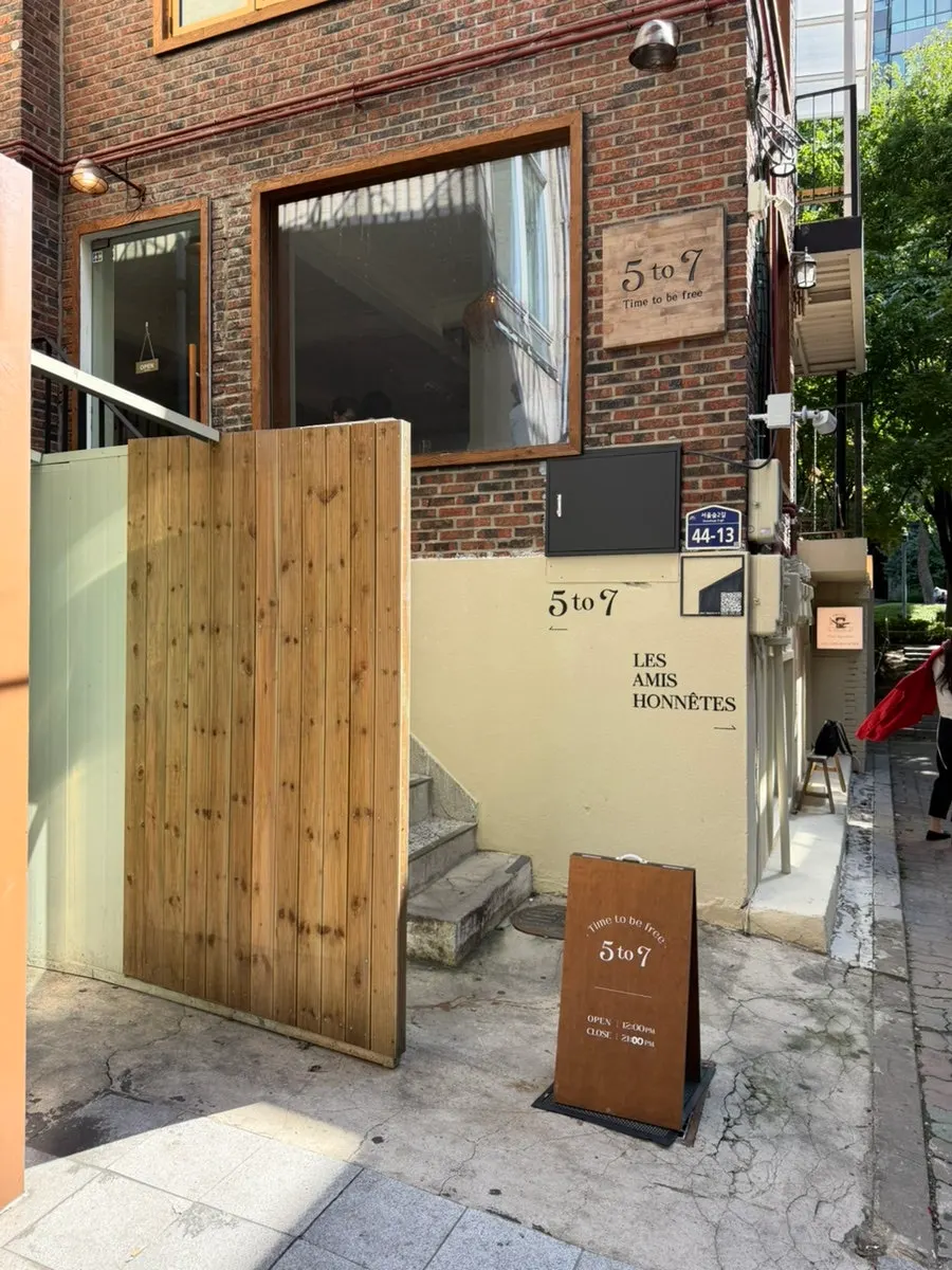 Brick exterior of 5to7 Seongsu Main Branch