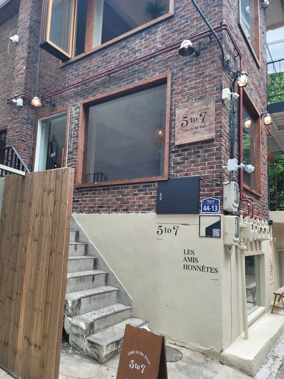빨간 벽돌 건물인 5to7 성수본점 외관