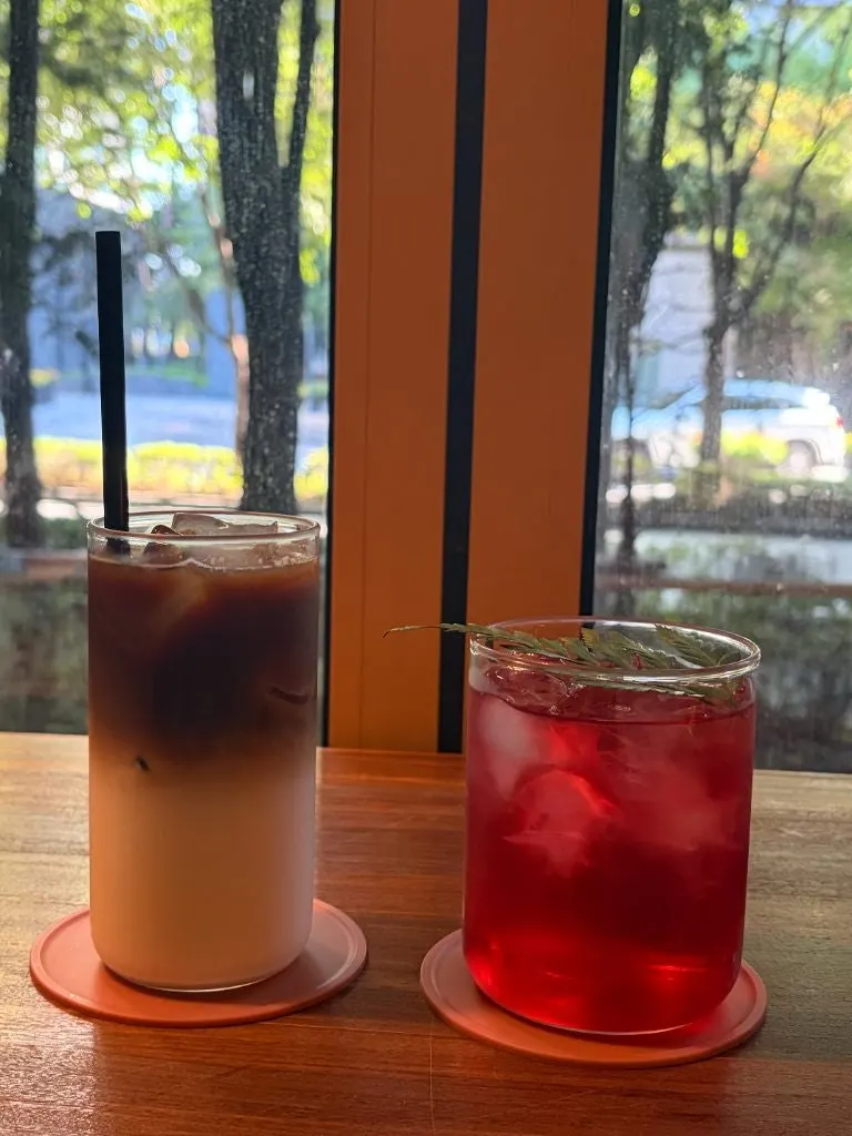 음료와 수플레 디저트 조합