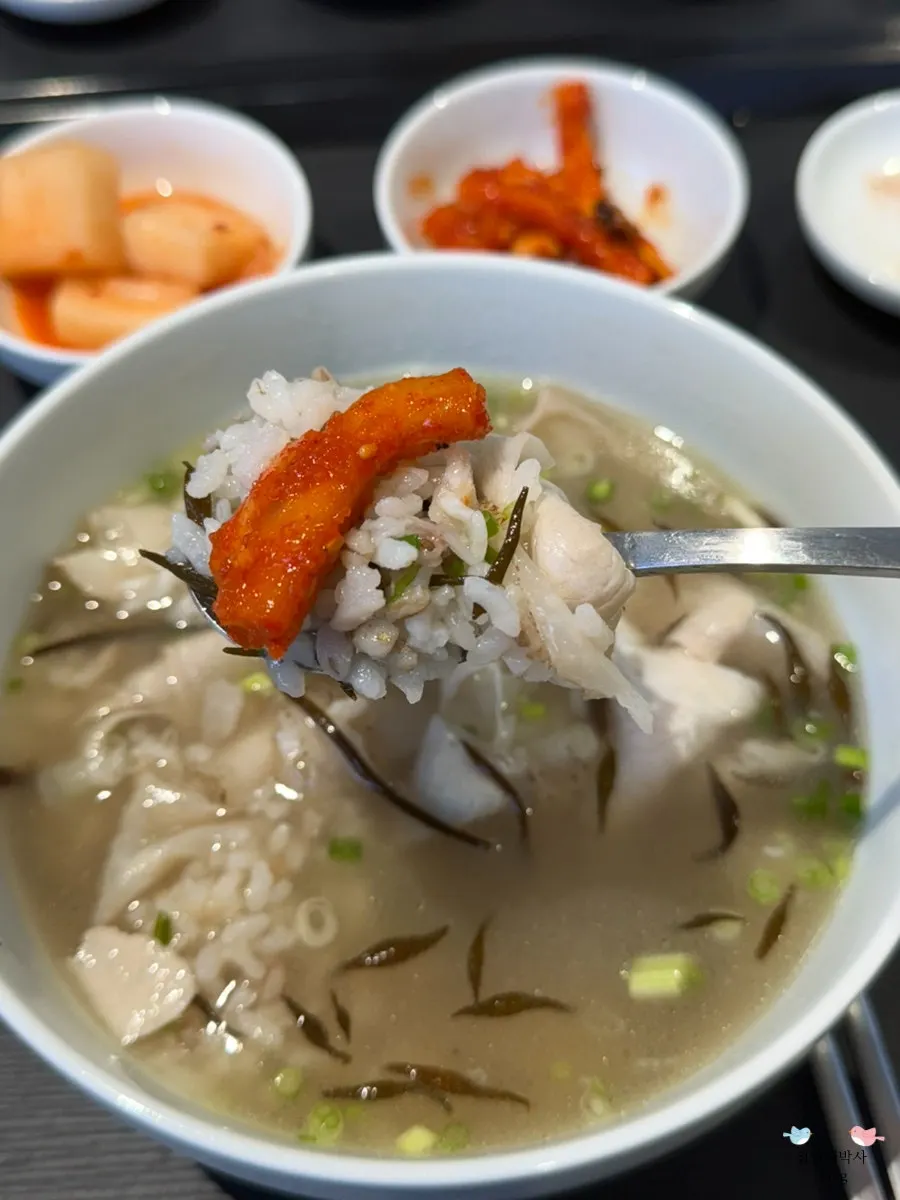 깍두기와 무말랭이 등 정식 반찬 구성