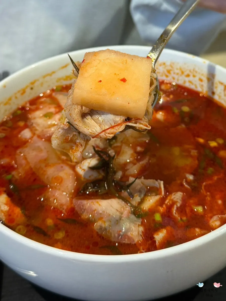 칼칼한 국물의 얼큰공탕 정식