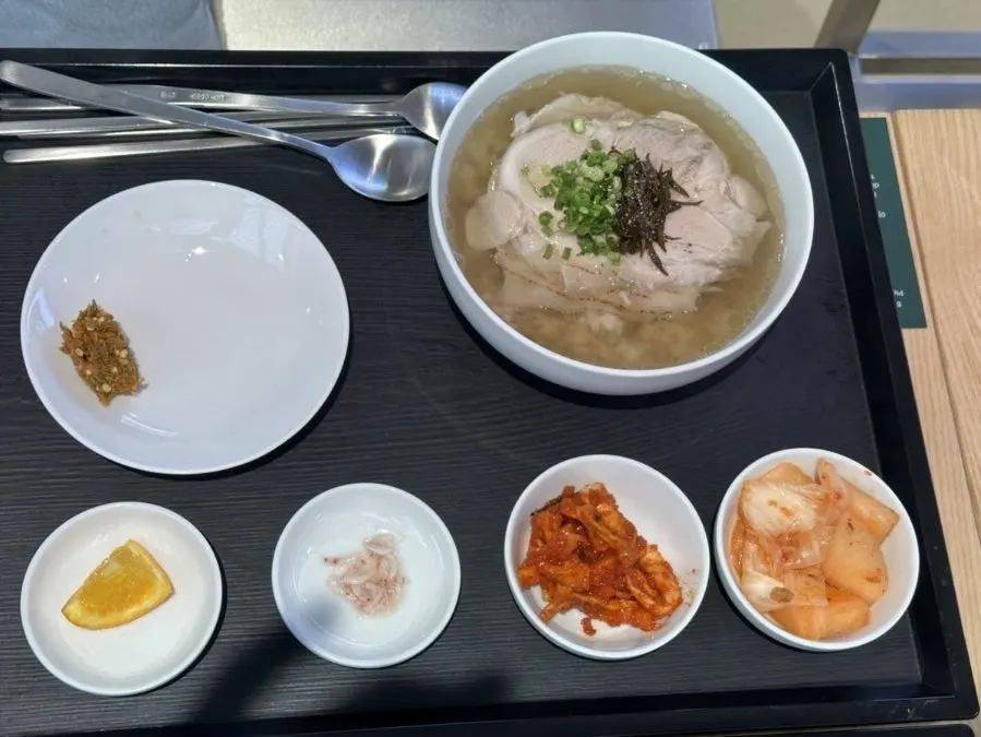 Clear gomtang set and spicy gomtang set served together
