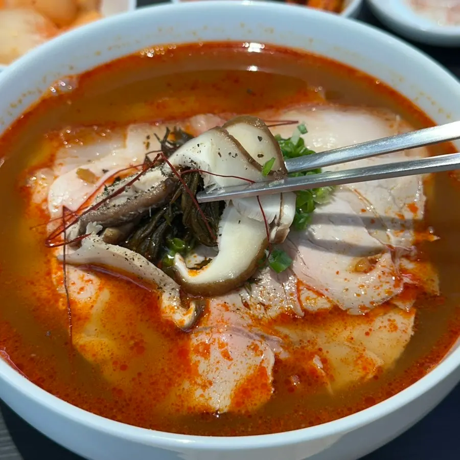 Toppings on the spicy gomtang
