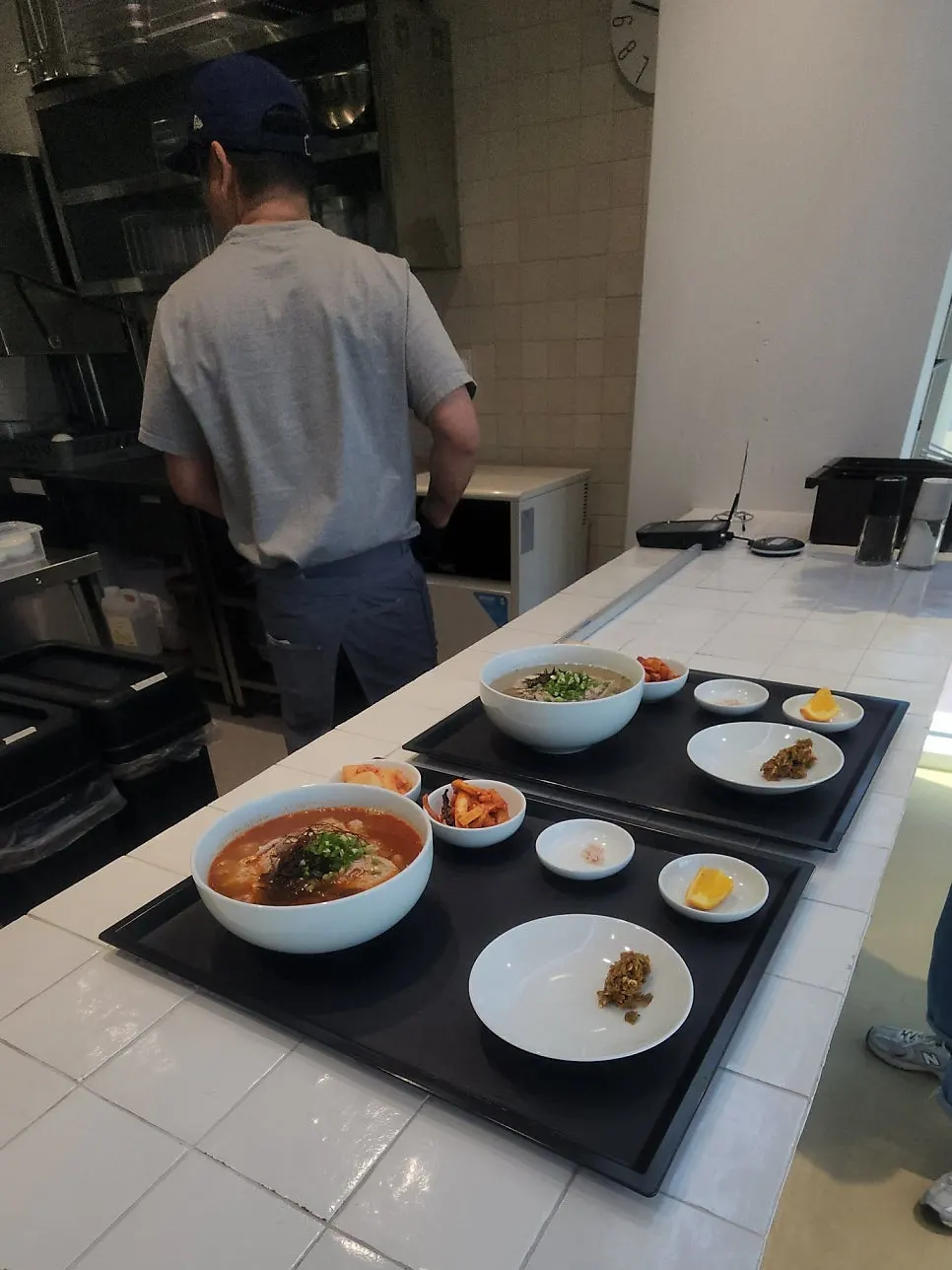 Gomtang sets and king mandu ordered at Dwaeji Gomtang House