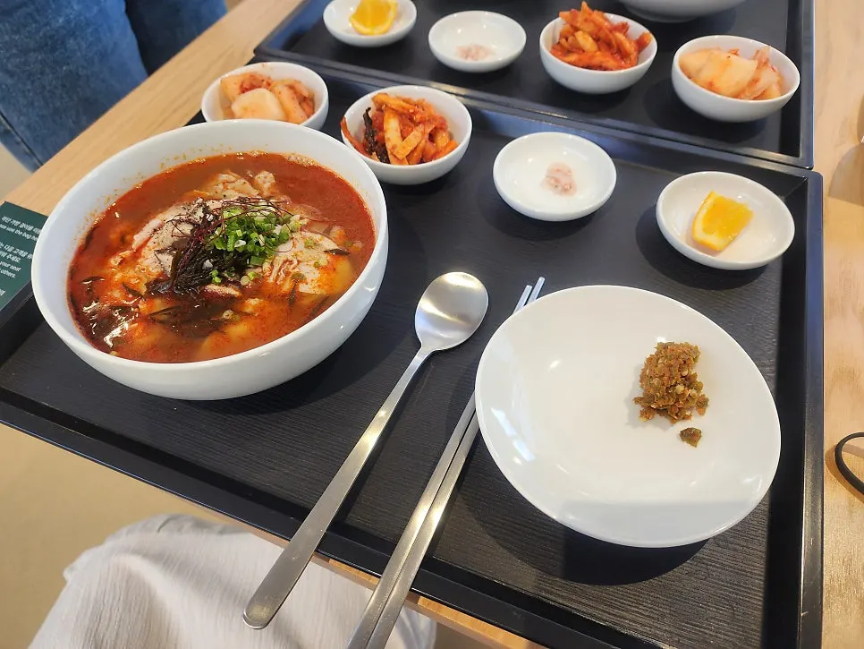 Table spread of the spicy gomtang set