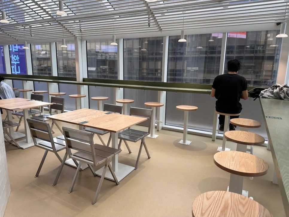 푸드코트 테이블과 혼밥 좌석