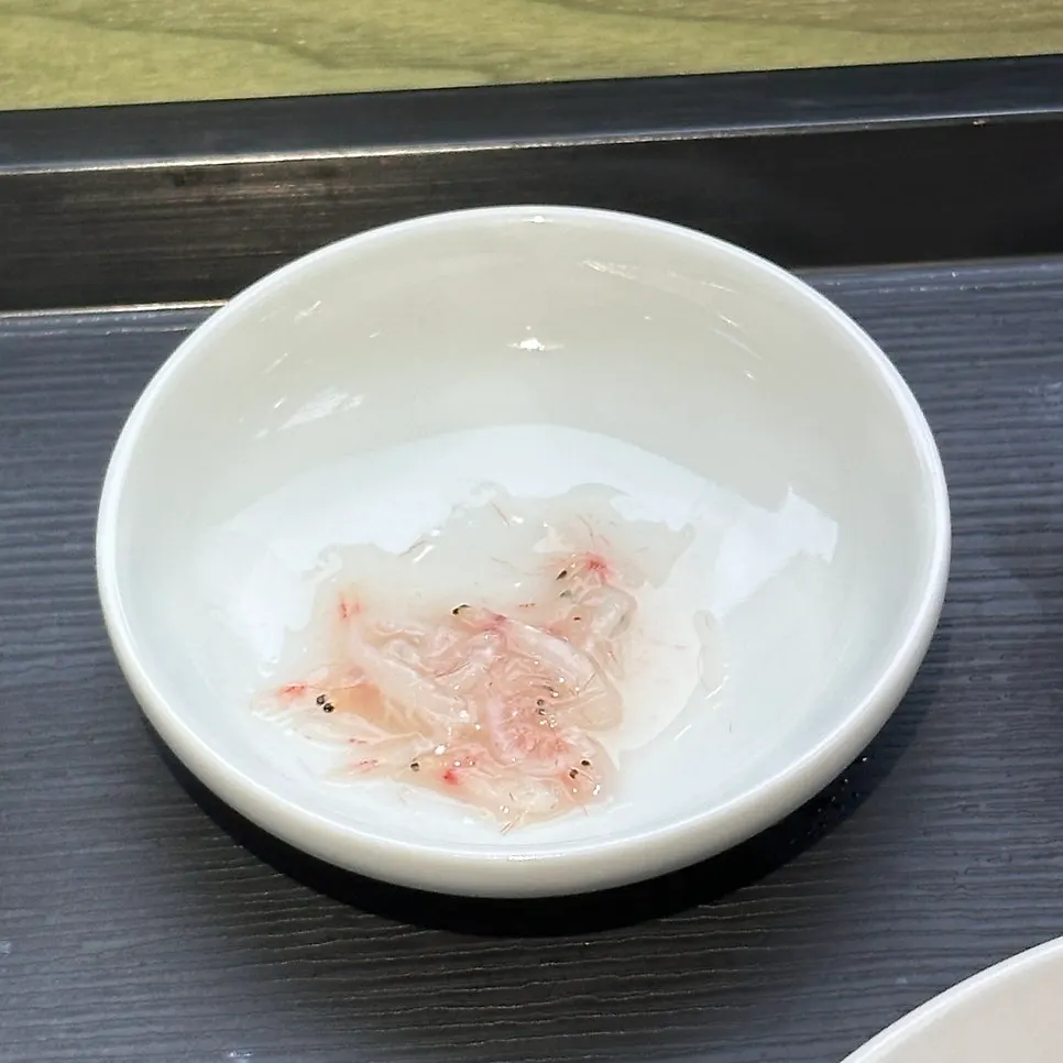 반찬으로 나온 섞박지와 청어알 무말랭이