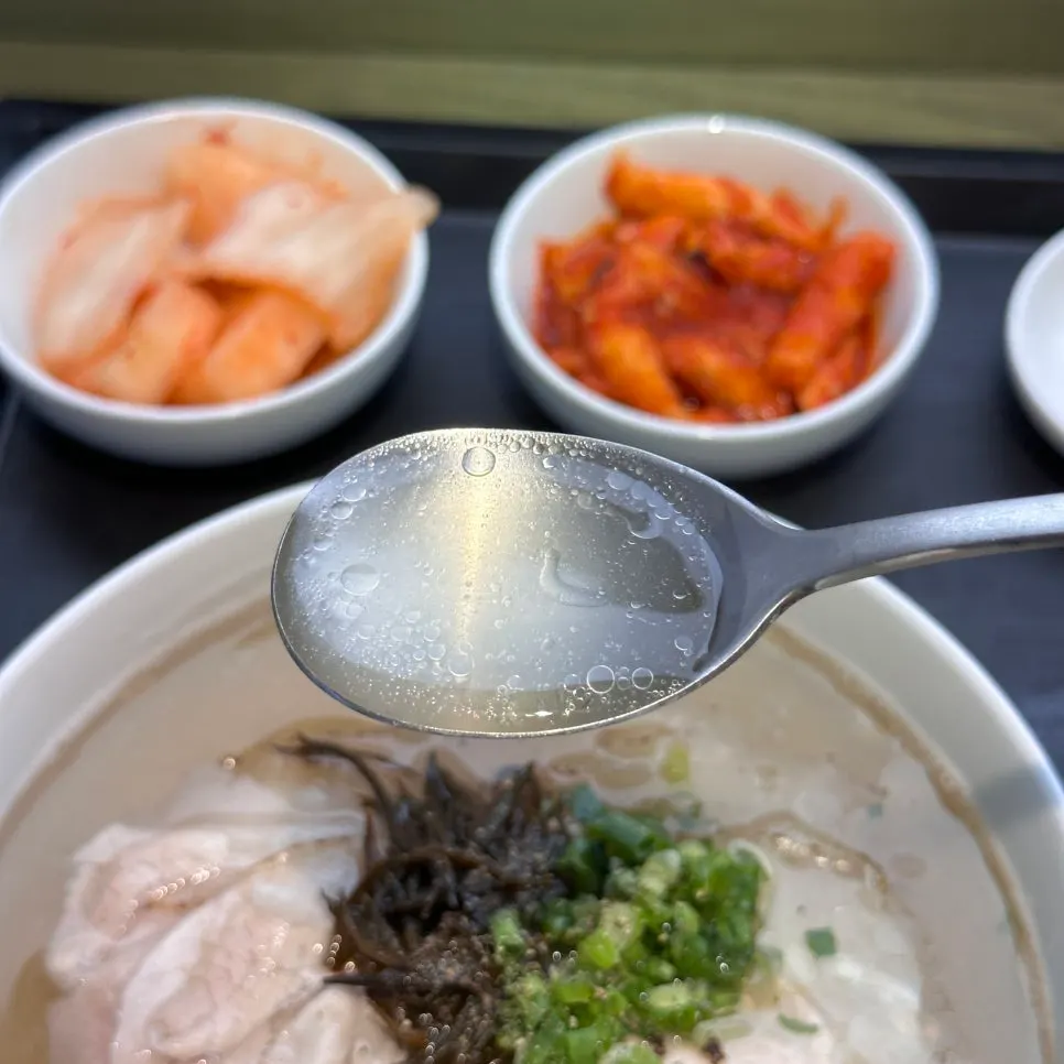 쪽파와 톳을 고명으로 올린 돼지공탕