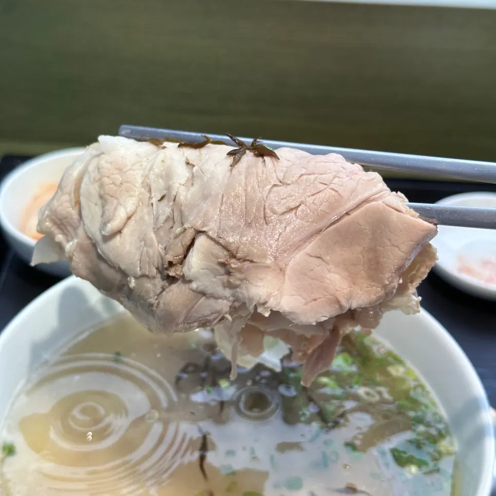 국물 위에 얇게 겹쳐 얹은 돼지고기