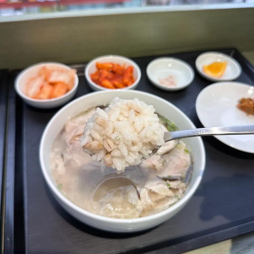 고기 아래에 토렴된 보리밥