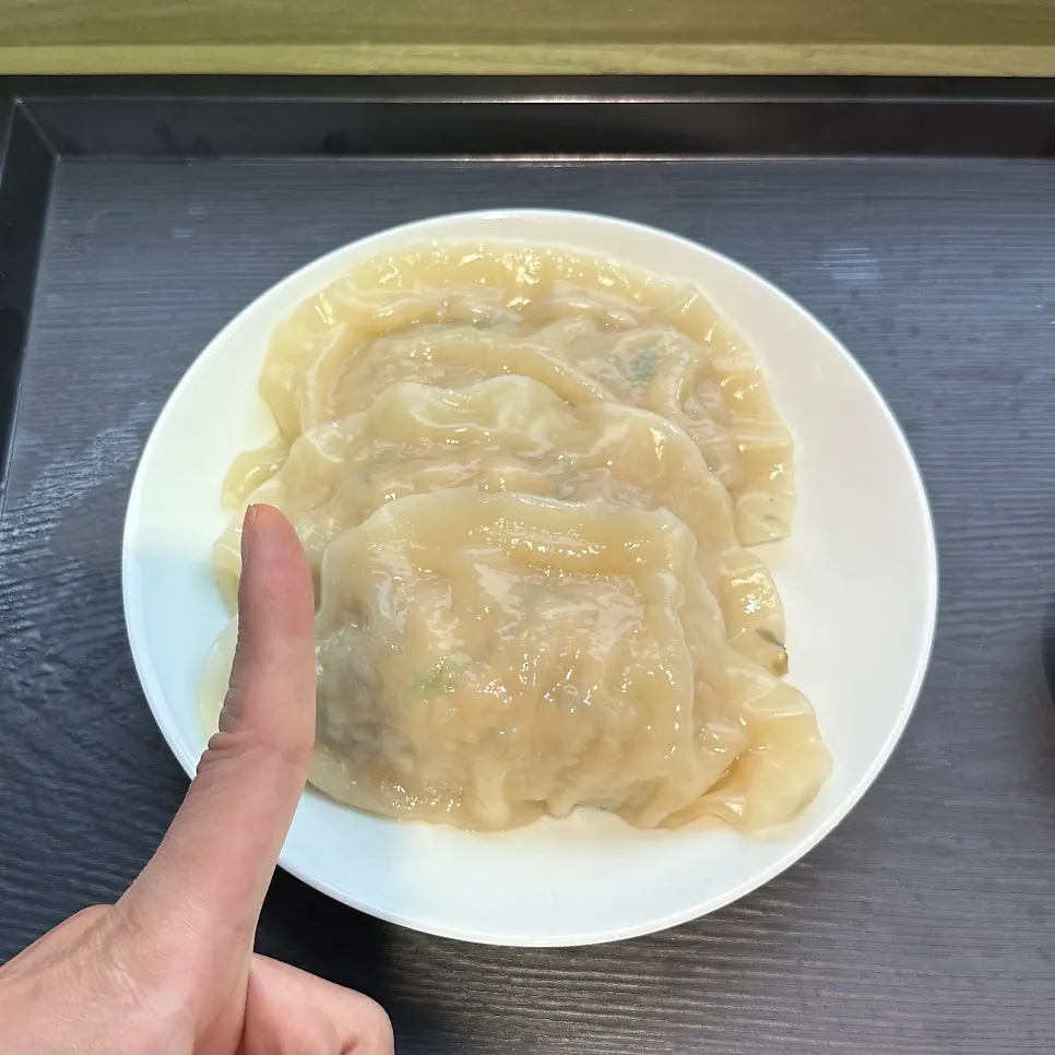 손가락과 크기를 비교한 넓적한 왕만두