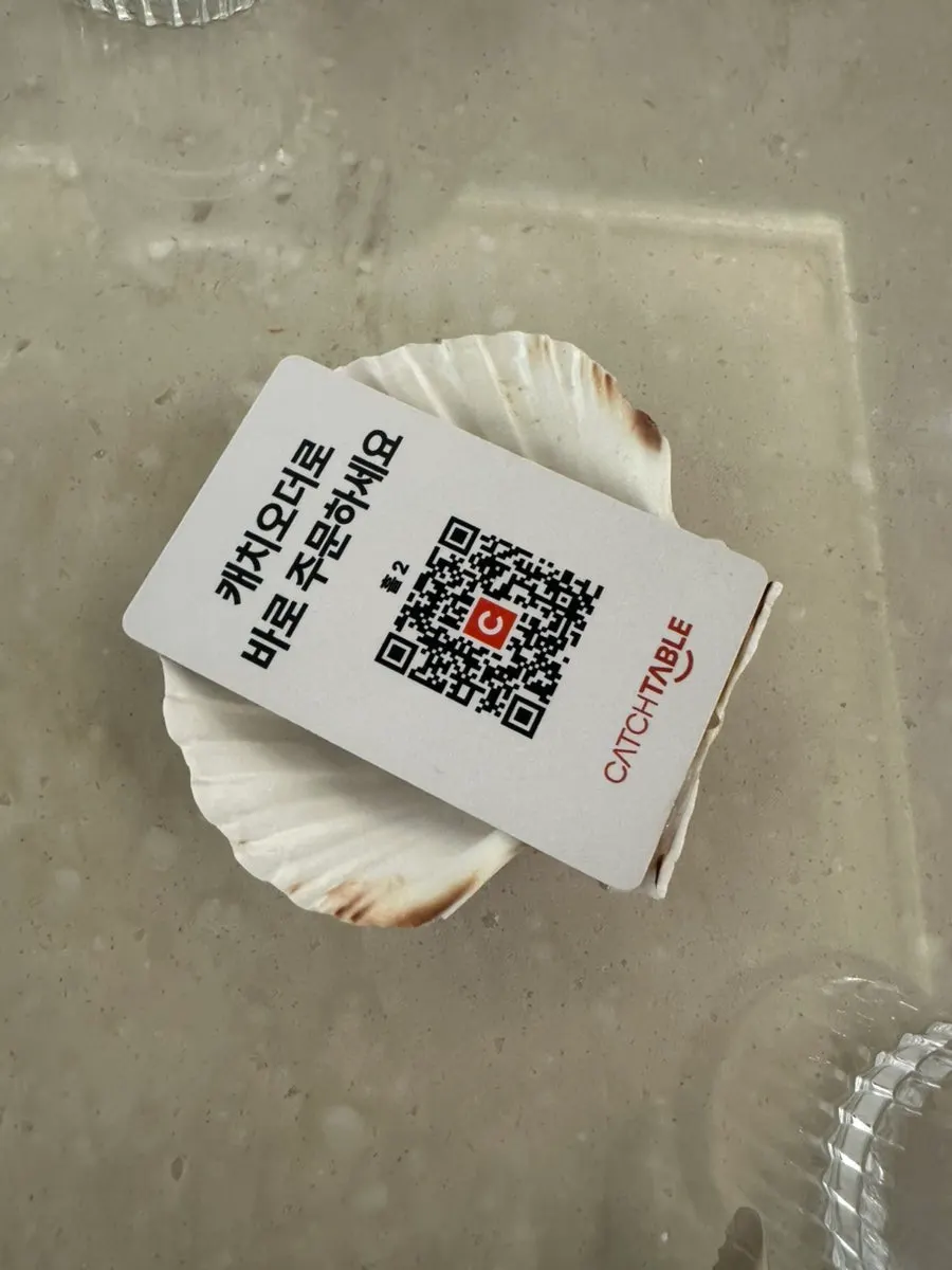 Shell-shaped QR order decoration on the table