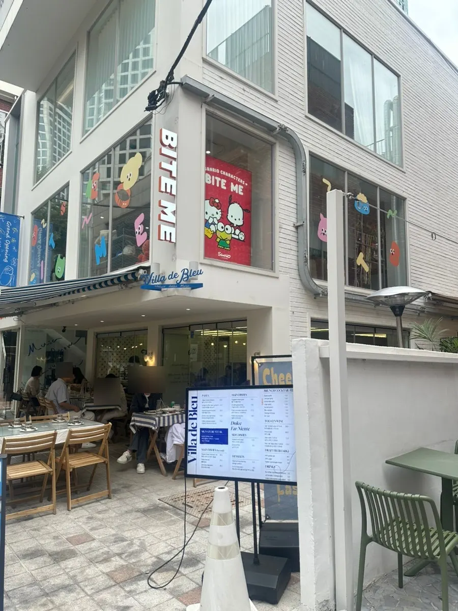Looking back at Billadeubeulleu Seongsu's exterior on the way out