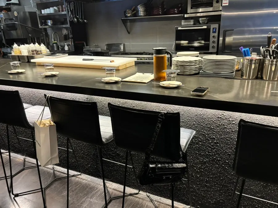 Izakaya seating suited to comfortable conversation