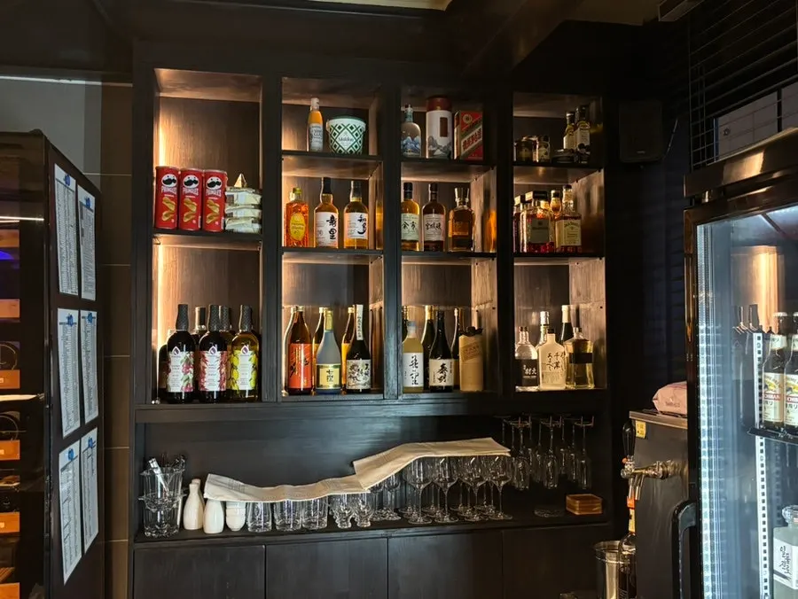 Syudo Jaewon dajji counter in front of the open kitchen