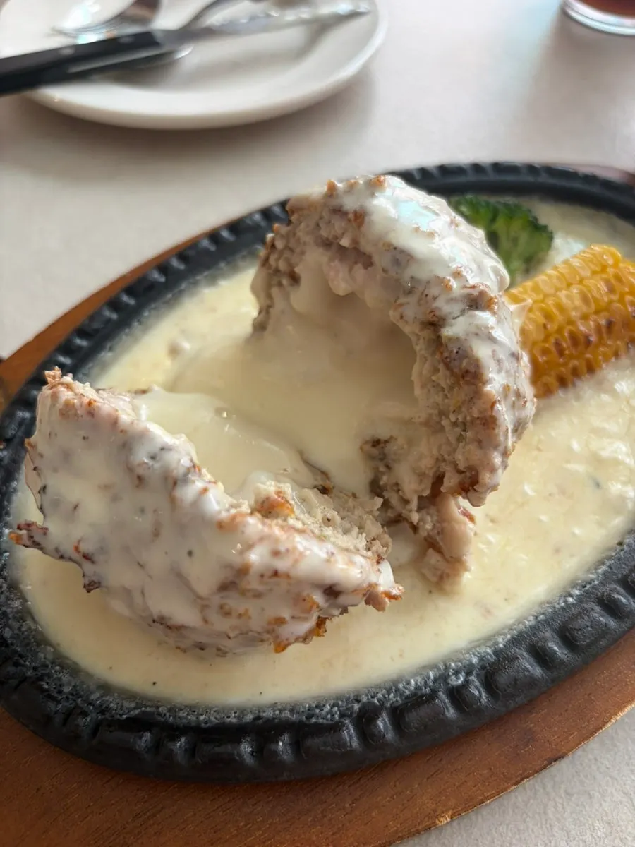 Sizzling hot-plate cheese katsu topped with cream sauce