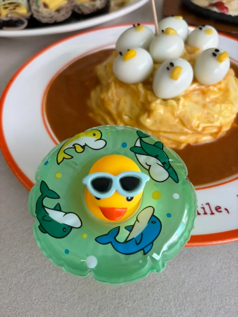 Baby ducks atop a swirl of rolled egg in the waddle-waddle rubber duck omurice