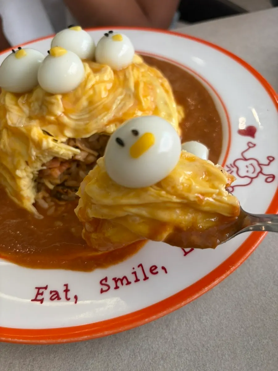 Close-up of the rubber duck omurice topped with special sauce