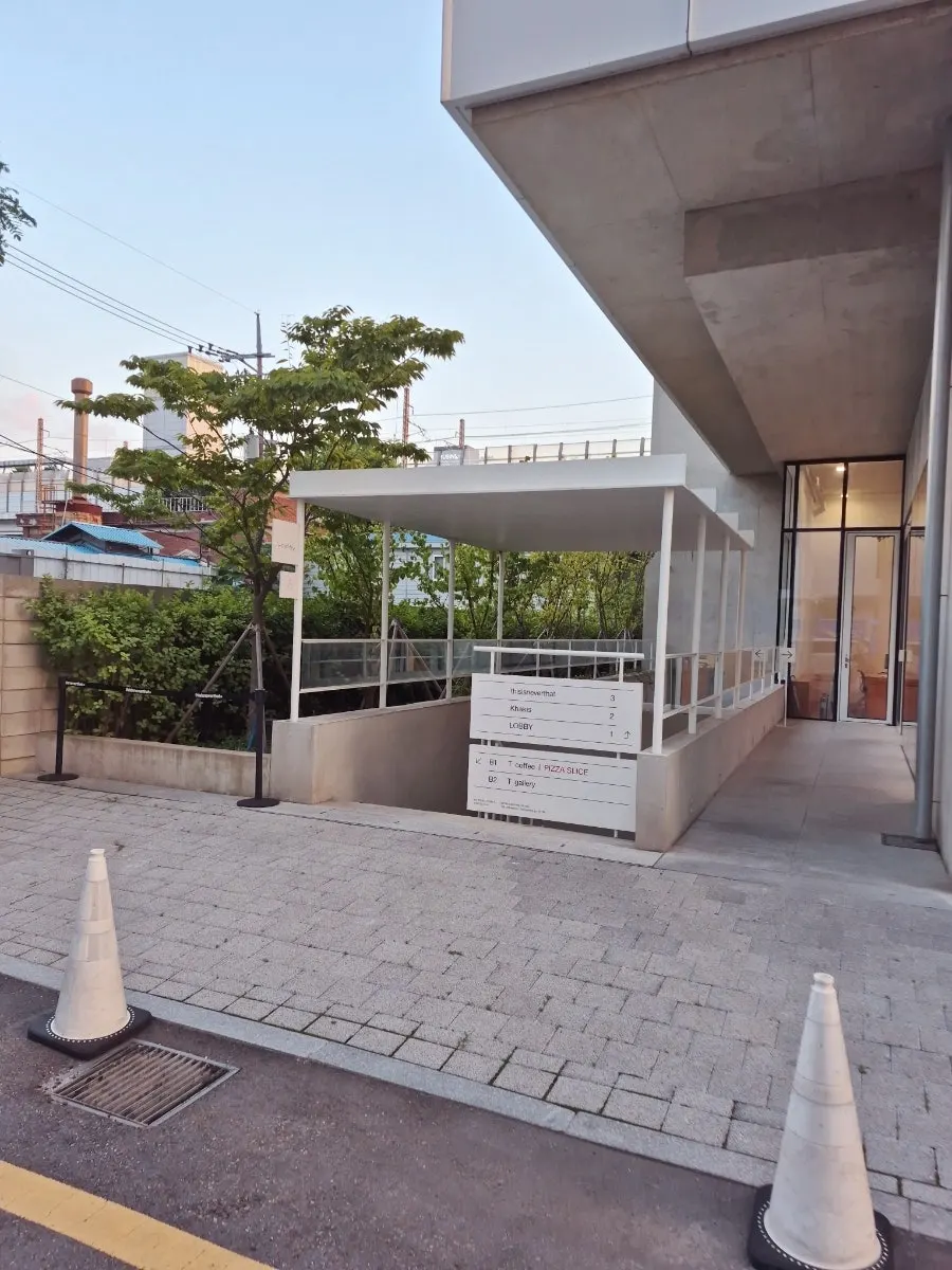 티 커피 간판이 보이는 세로 컷