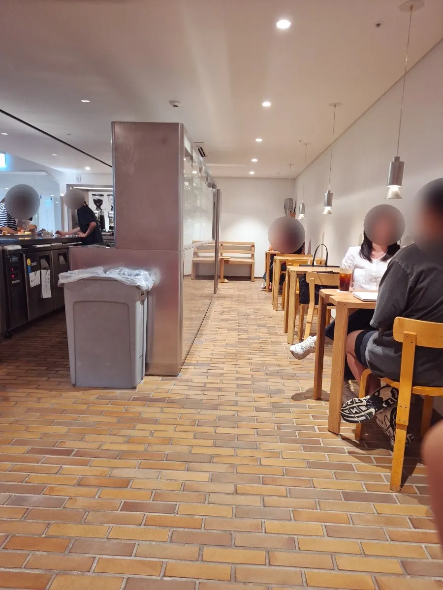 차분한 분위기의 카페 내부 세로 컷
