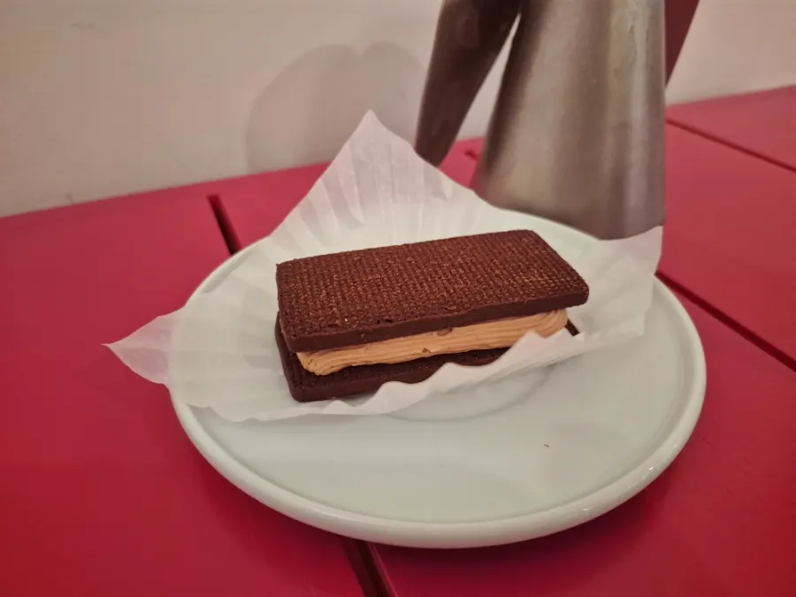접시에 담긴 초코맛 샌드쿠키