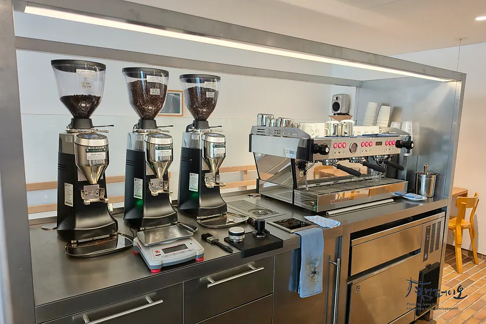 T Coffee's interior decor