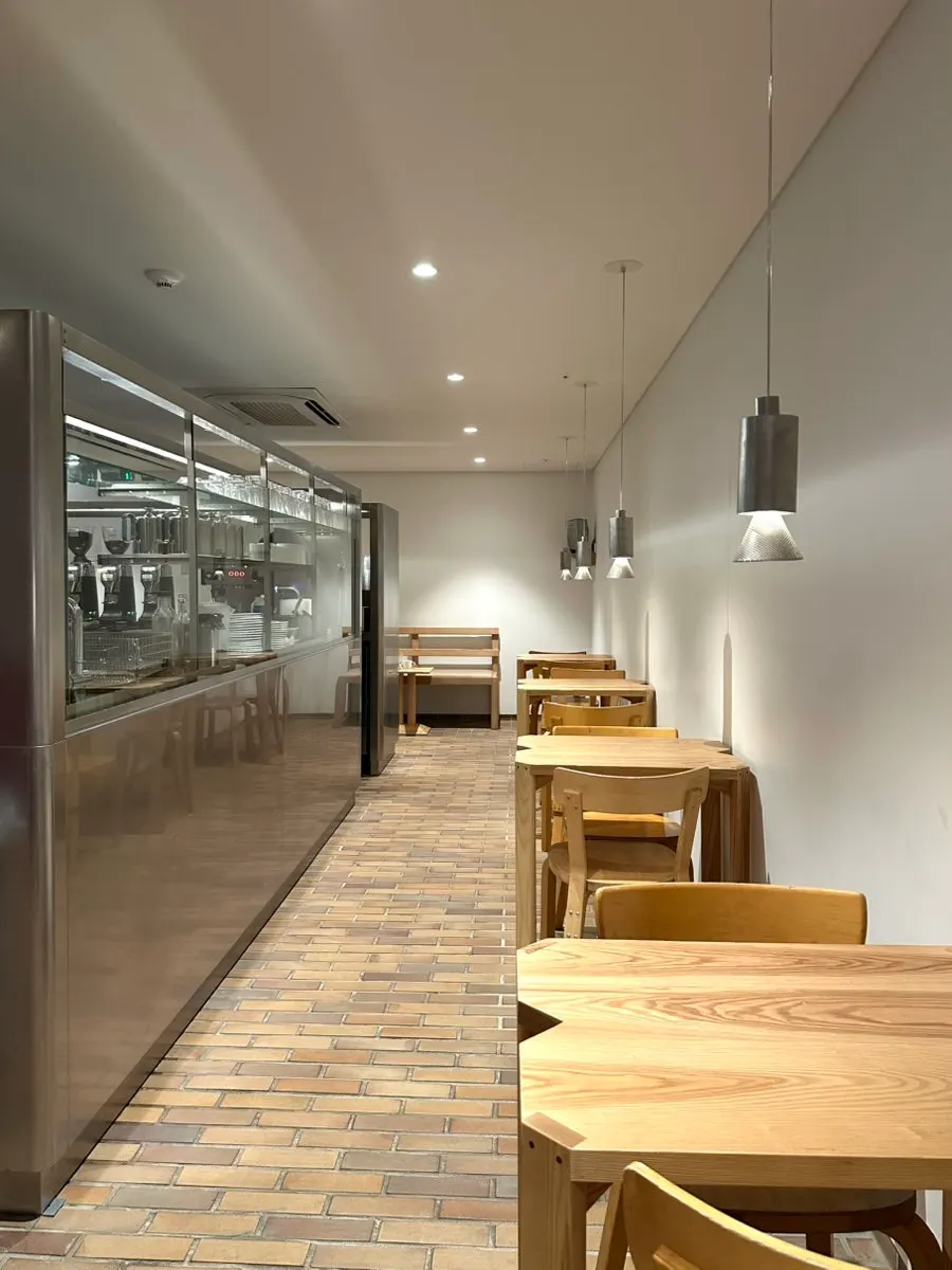 Quiet inner seating with pendant lighting