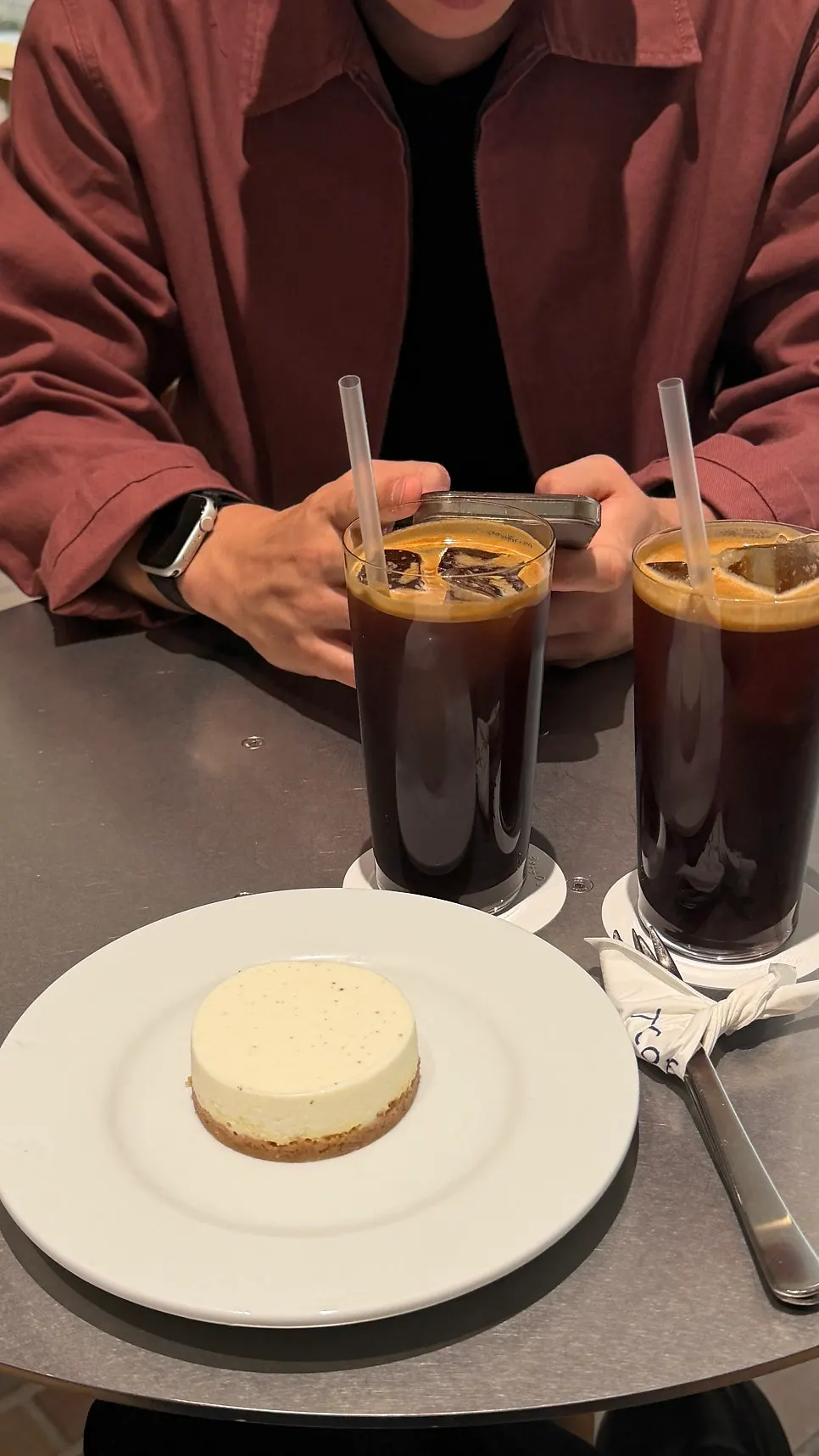 Two iced americanos and a cheesecake