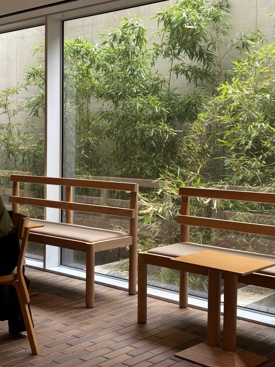 Seating with different tables and lighting by zone